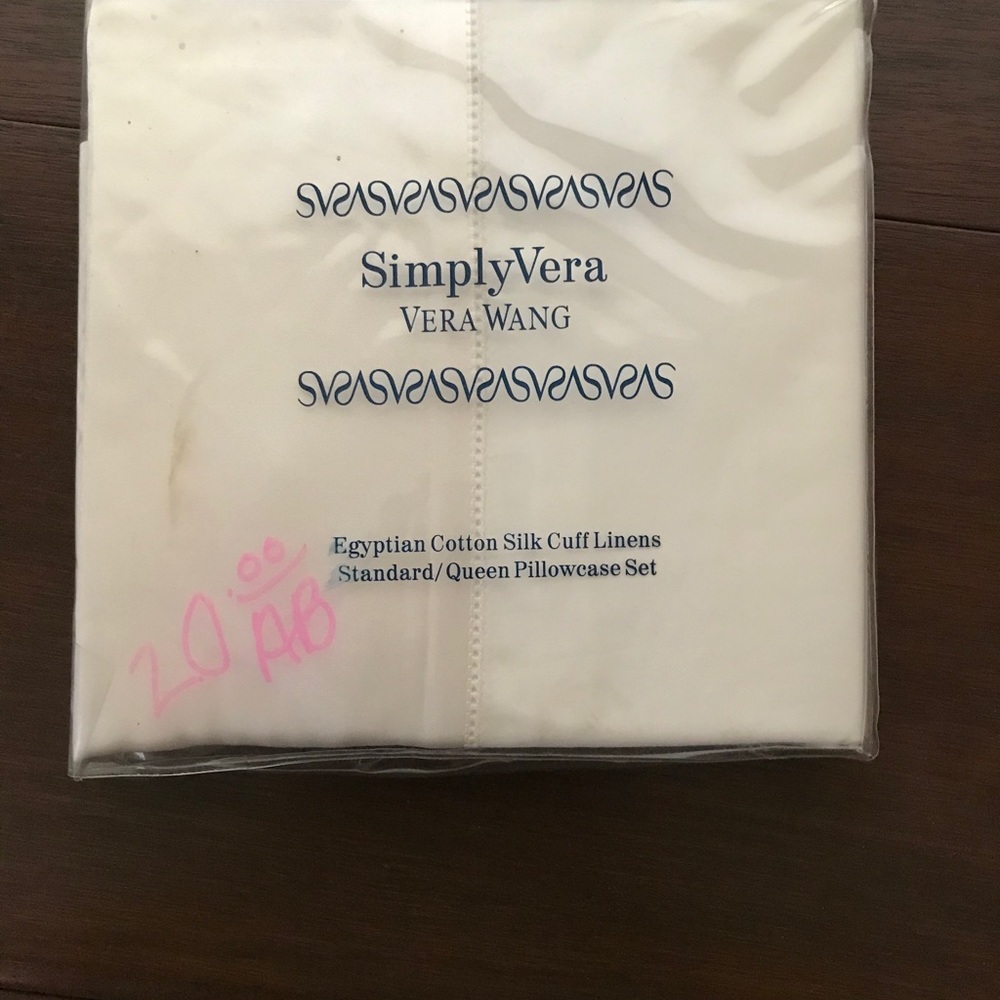 Vera Wang queen pillow case set